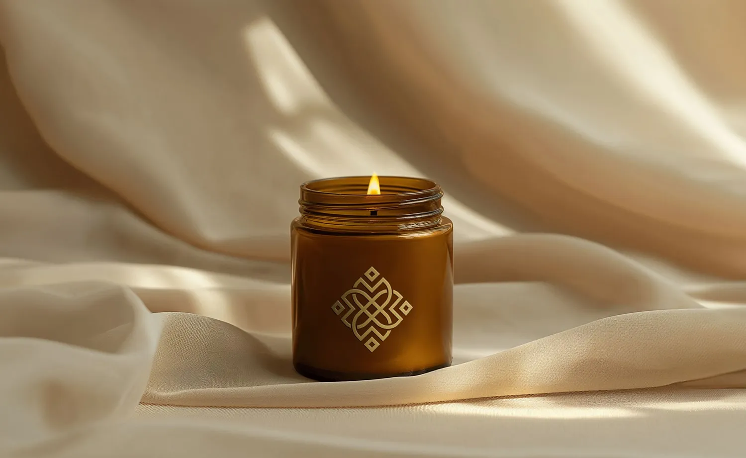 המיתוג של PEAK Boutique Suites: נר בצנצנת ענבר עם הסמל