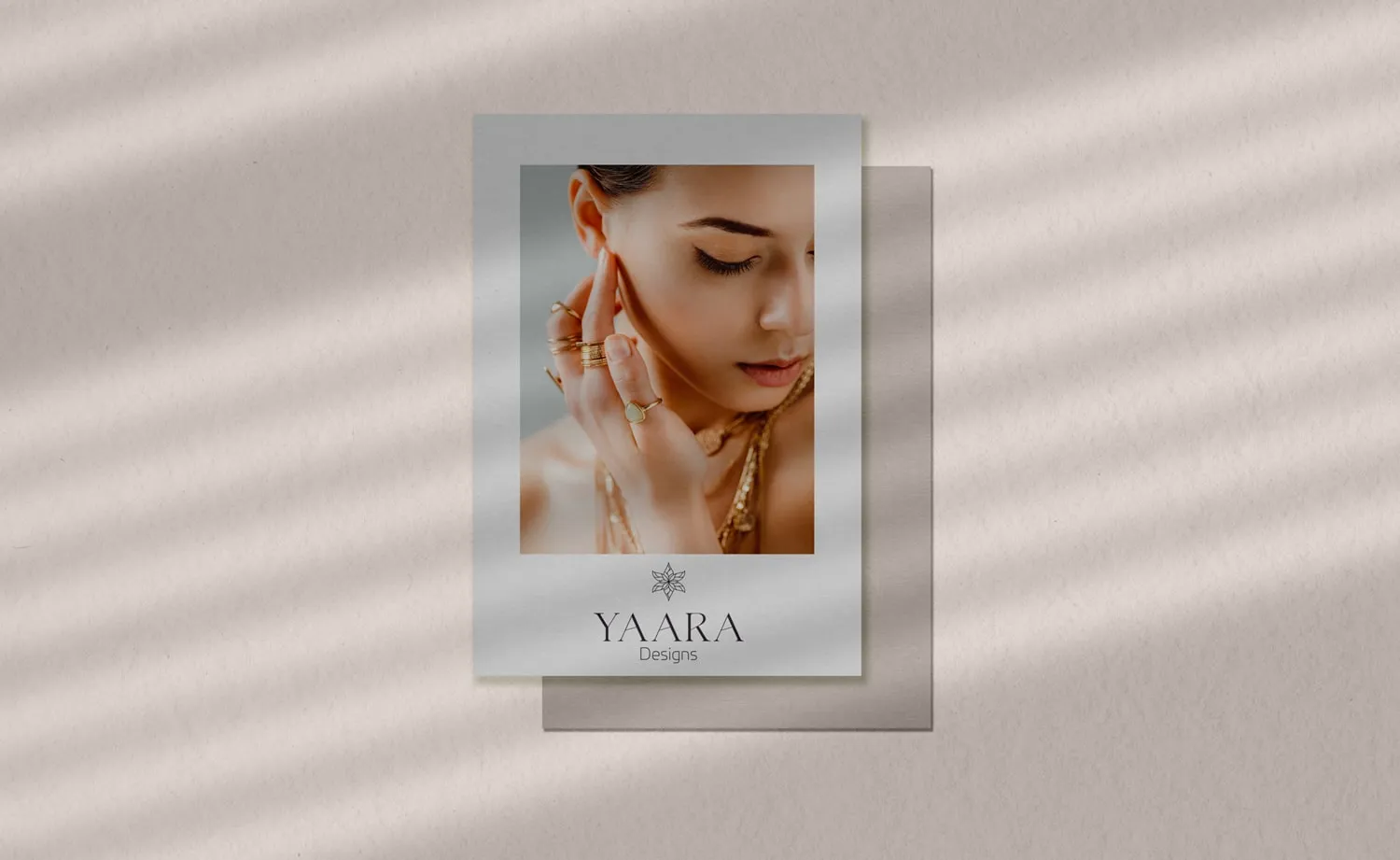 המיתוג של YAARA Designs: כרטיס עם דיוקן של אישה ותכשיט