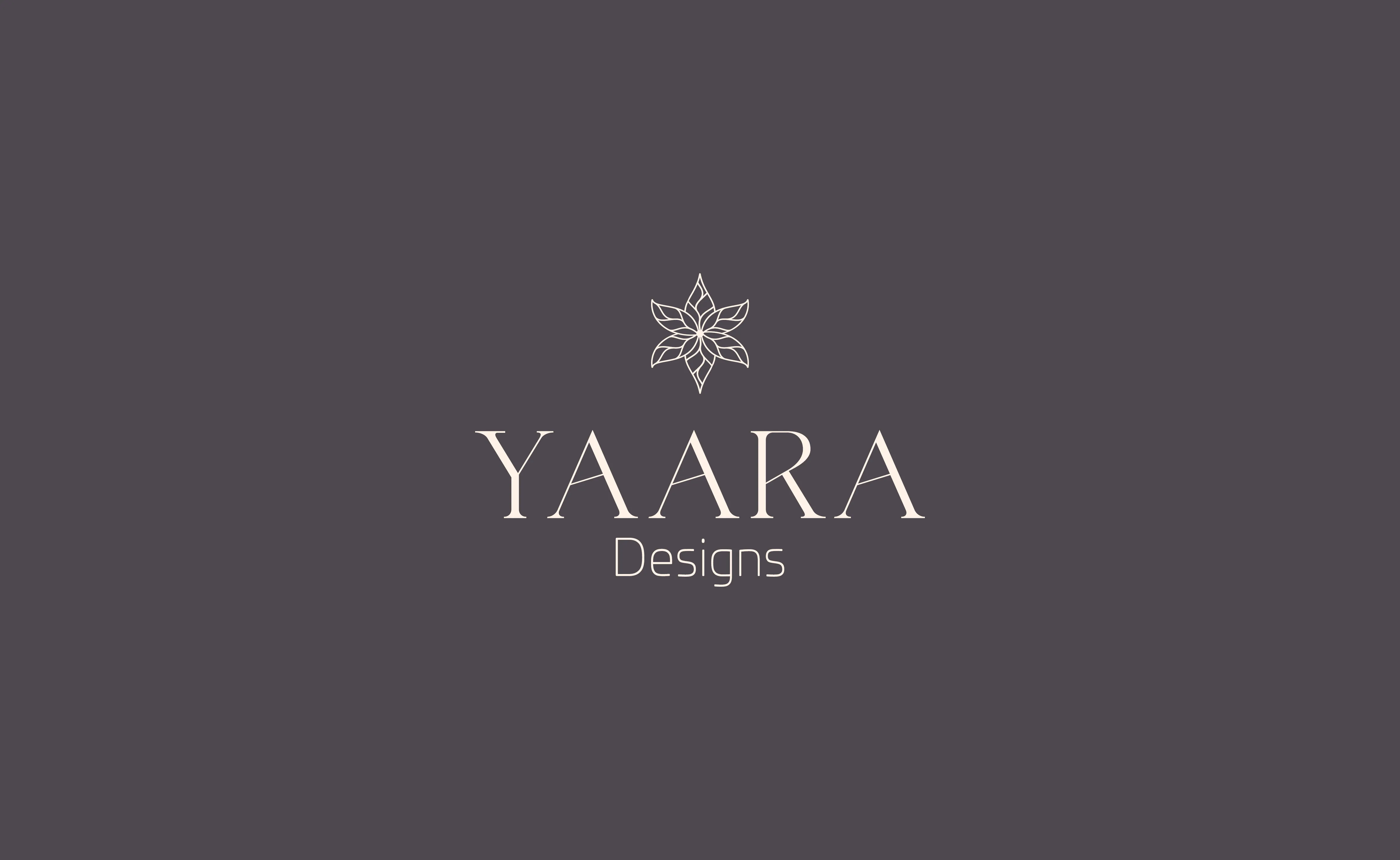 המיתוג של YAARA Designs: הלוגו בלבן על רקע אפור כהה