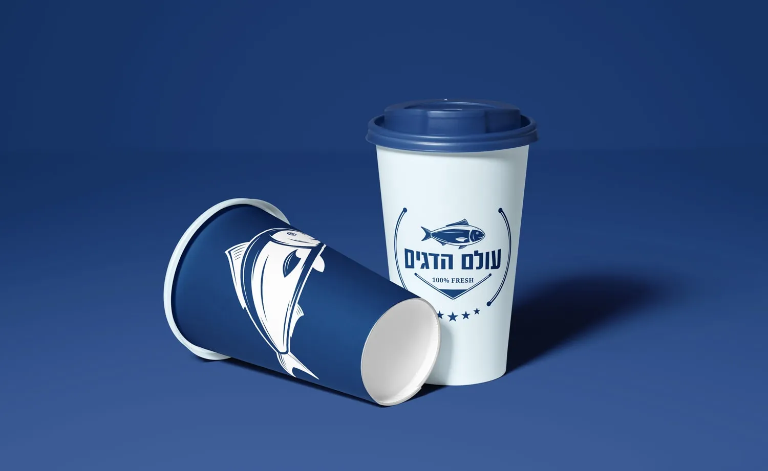 המיתוג של עולם הדגים: כוסות ממותגות על רקע כחול