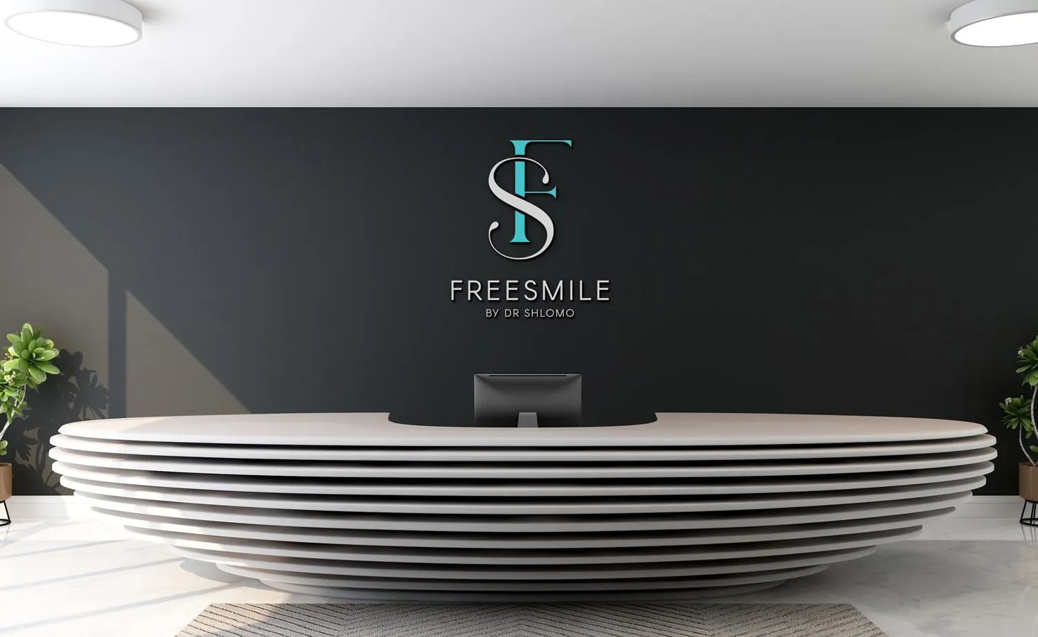 המיתוג של FreeSmile: הלוגו על קיר בקבלה של המרפאה