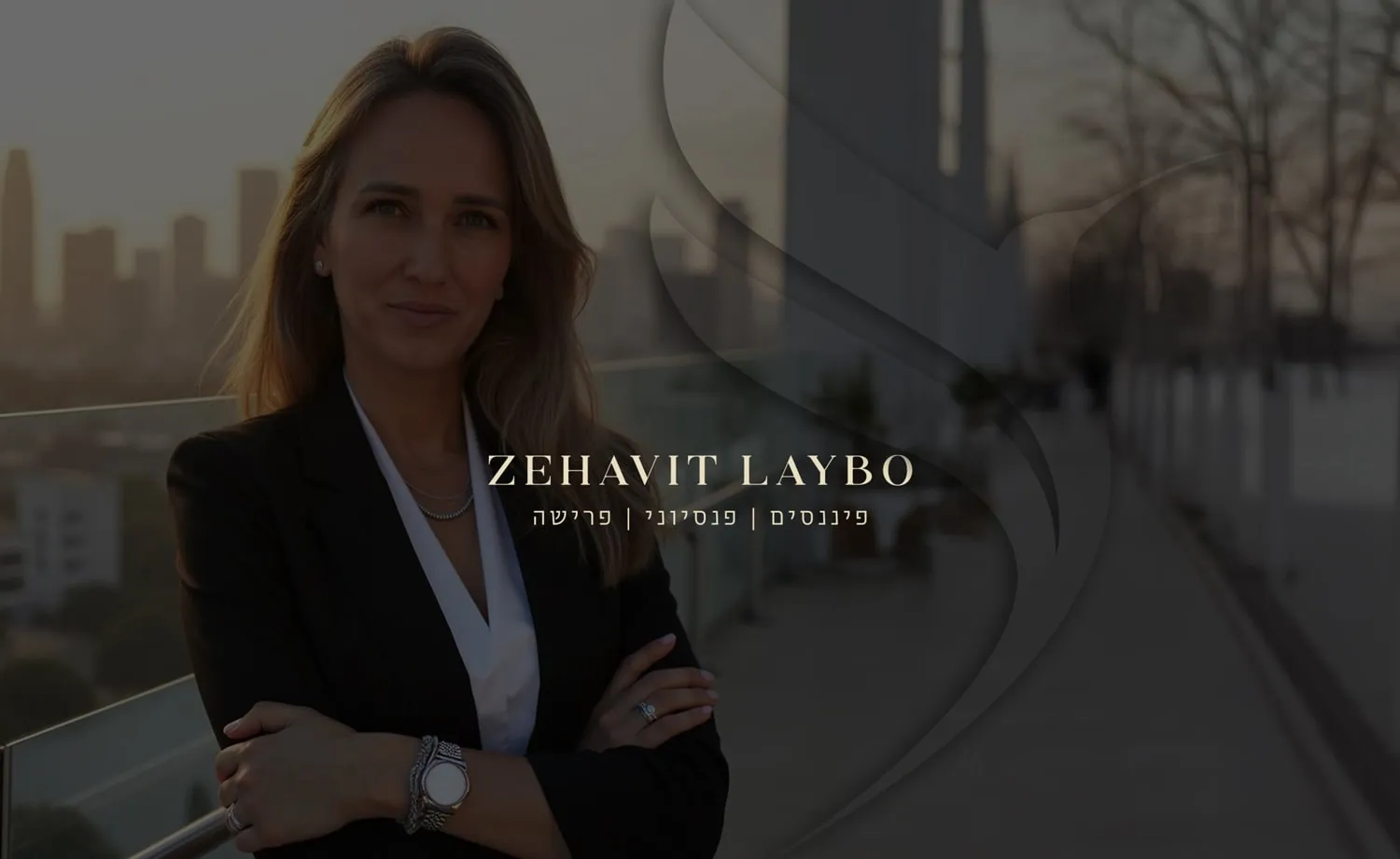 המיתוג של זהבית לייבו: היועצת לצד הלוגו, על רקע עיר